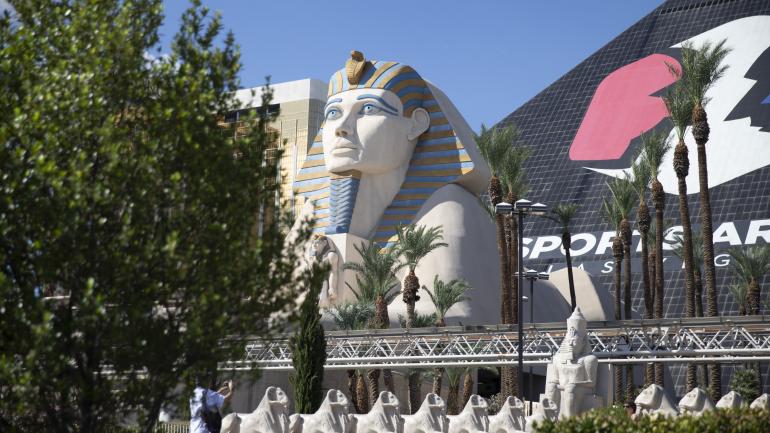 Sightseeing outside the resorts along the Las Vegas Strip Sightseeing outside the resorts along the Las Vegas Strip