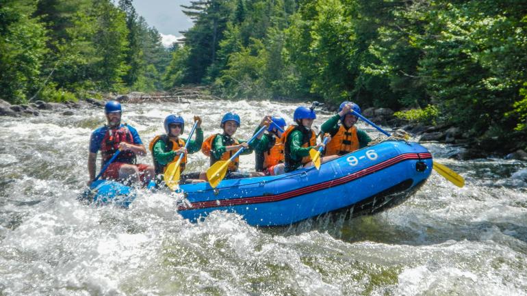 Enfrentándose a las turbulentas aguas en un recorrido de rafting en rápidos en medio de una zona remota del bosque Enfrentándose a las turbulentas aguas en un recorrido de rafting en rápidos en medio de una zona remota del bosque