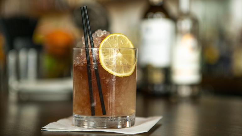 Un coctel preparado artesanalmente para beber en Cure Un coctel preparado artesanalmente para beber en Cure