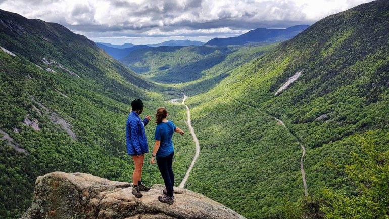 Vistas increíbles de una caminata desde AMC Highland Centre en Crawford Notch en Bretton Woods Vistas increíbles de una caminata desde AMC Highland Centre en Crawford Notch en Bretton Woods