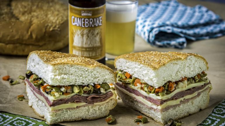 Un sándwich Muffaletta, uno de los sándwiches favoritos de Luisiana Un sándwich Muffaletta, uno de los sándwiches favoritos de Luisiana