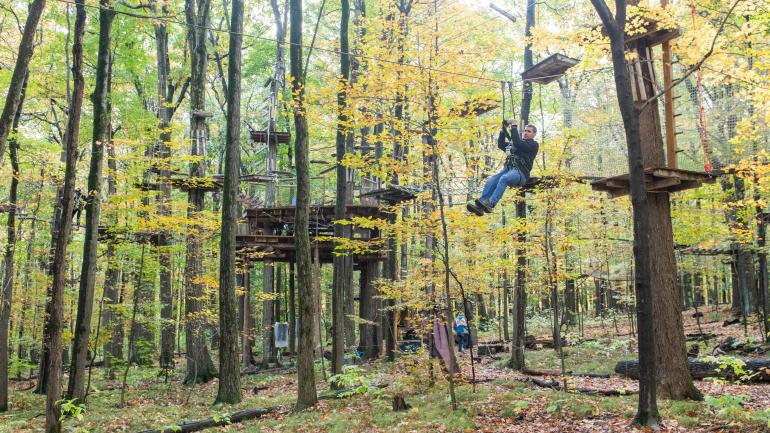 Zipline-Abenteuer im Hochseilgarten von Bristol Mountain Aerial Adventures Zipline-Abenteuer im Hochseilgarten von Bristol Mountain Aerial Adventures