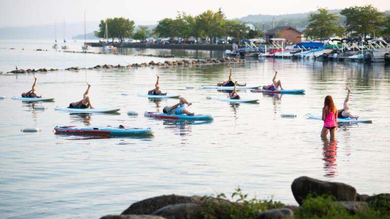 SUP-Yoga auf dem Canandaigua Lake in Canandaigua SUP-Yoga auf dem Canandaigua Lake in Canandaigua