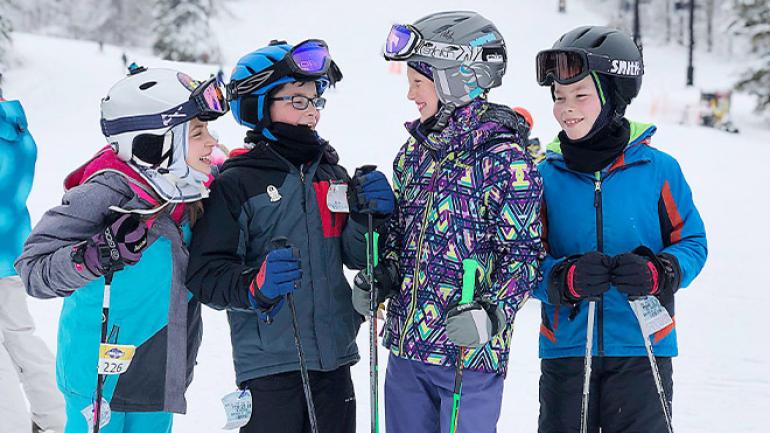 Junge Skisportfans in der Region Finger Lakes Junge Skisportfans in der Region Finger Lakes