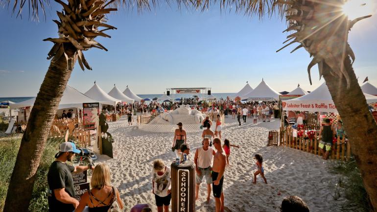 Schooners Lobster Festival and Tournament im weißen Sand von Panama City Beach Schooners Lobster Festival and Tournament im weißen Sand von Panama City Beach