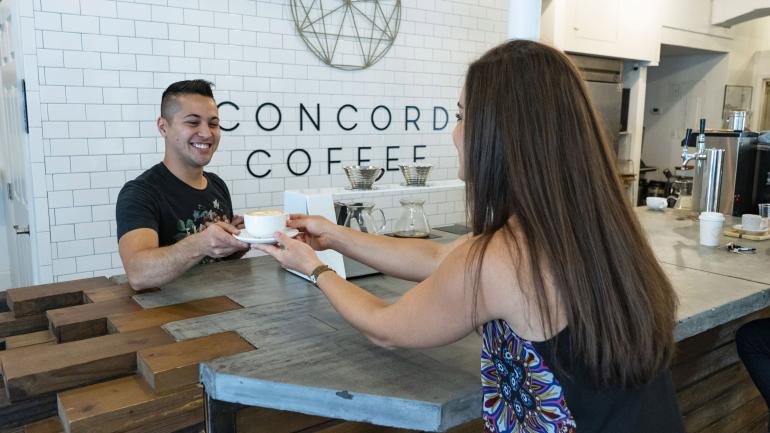 Pedindo um latte artesanal no Concord Coffee Pedindo um latte artesanal no Concord Coffee
