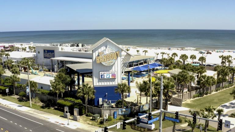 The Hangout, um local de música popular situado nas praias de areia branca de Gulf Shores The Hangout, um local de música popular situado nas praias de areia branca de Gulf Shores