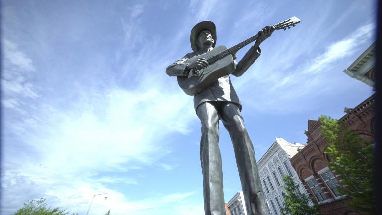A estátua de Hank Williams, um marco no centro de Montgomery A estátua de Hank Williams, um marco no centro de Montgomery