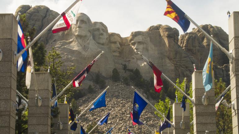 The Avenue of Flags llega hasta la base del Mount Rushmore The Avenue of Flags llega hasta la base del Mount Rushmore