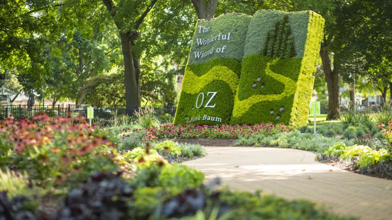 ホランドのダウンタウンのセンテニアル公園にある「オズの魔法使い」を称えるトピアリー ホランドのダウンタウンのセンテニアル公園にある「オズの魔法使い」を称えるトピアリー