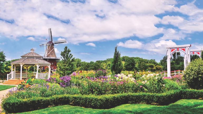 細部までオランダを再現したウィンドミル島庭園の風景の中で咲き誇る色とりどりの花 細部までオランダを再現したウィンドミル島庭園の風景の中で咲き誇る色とりどりの花