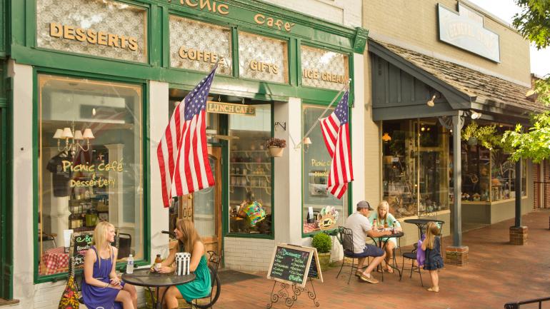 Sidewalk dining at the Picnic Café in Dahlonega, Georgia Sidewalk dining at the Picnic Café in Dahlonega, Georgia
