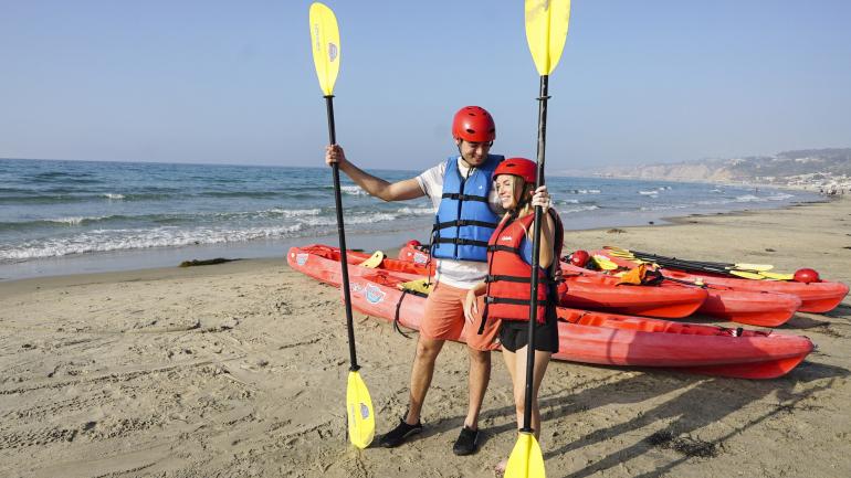 Preparación para pasear en kayak por La Jolla Cove en San Diego, California Preparación para pasear en kayak por La Jolla Cove en San Diego, California