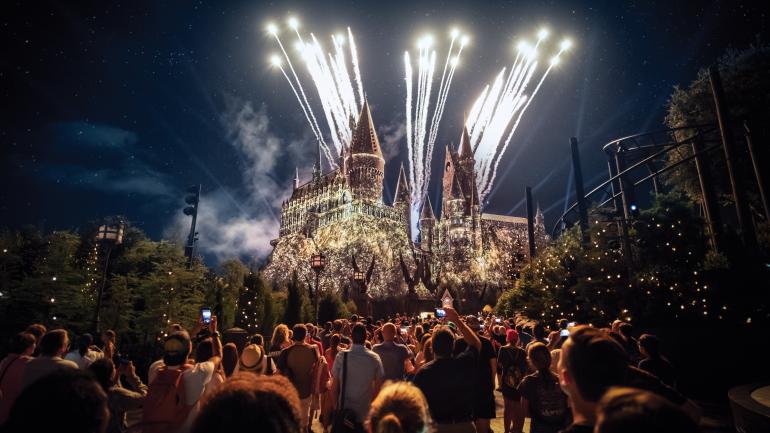 Hogwarts™ 城堡夜景灯光秀的烟火 Hogwarts™ 城堡夜景灯光秀的烟火