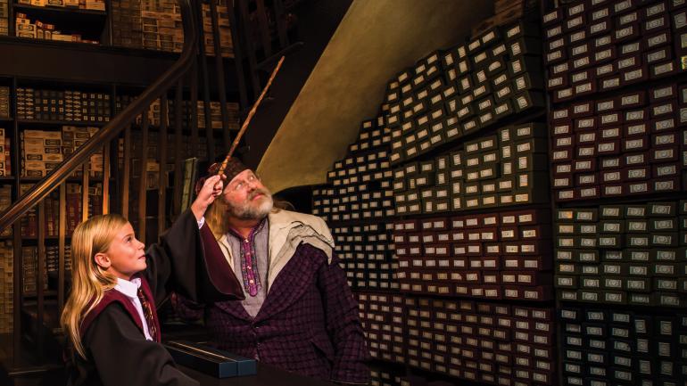 在 The Wizarding World of Harry Potter™ - Diagon Alley™ 的 Ollivanders™,魔杖正在选择巫师 在 The Wizarding World of Harry Potter™ - Diagon Alley™ 的 Ollivanders™,魔杖正在选择巫师