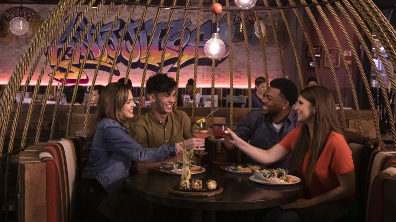 Universal CityWalk のアントヒートス・コシーナ・メヒカーナで友人と食事