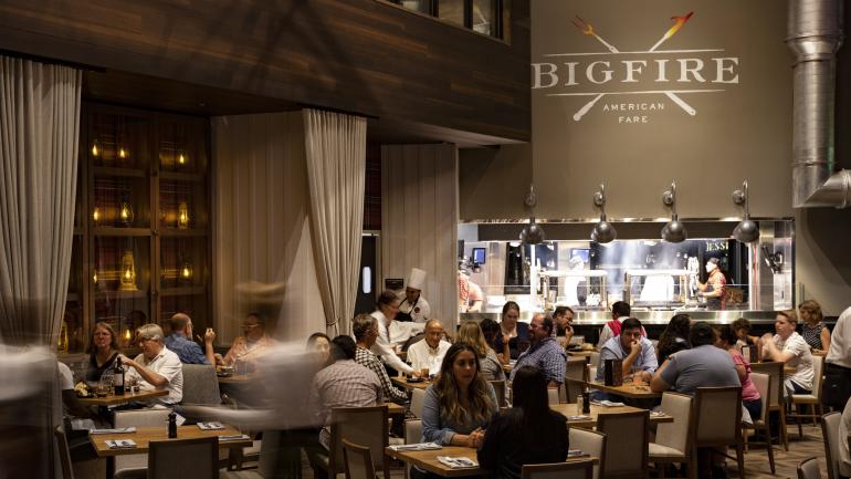 Bigfire American Fare 餐厅用餐区内部 Bigfire American Fare 餐厅用餐区内部