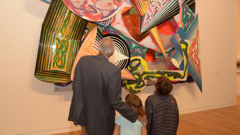 Famille regardant une œuvre colorée exposée au Columbus Museum of Art Famille regardant une œuvre colorée exposée au Columbus Museum of Art