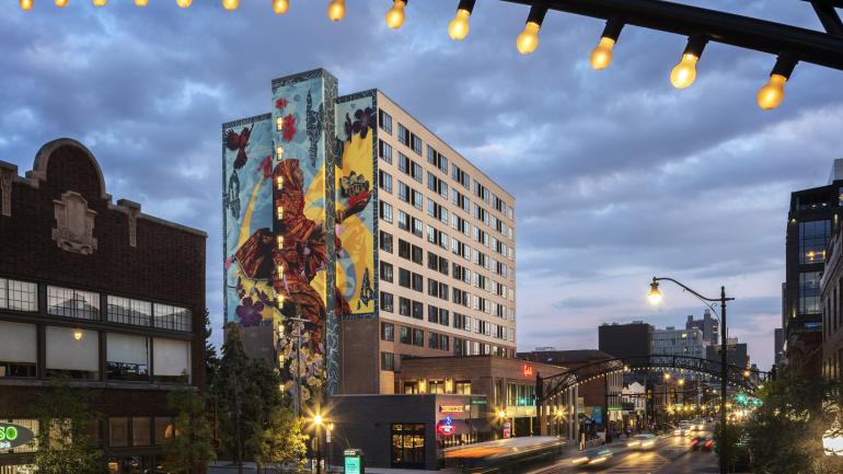 « The Journey », une peinture murale de Ryan Sarfati et Eric Skotnes, qui recouvre l’une des faces du Graduate Hotel, situé dans le Short North Arts District « The Journey », une peinture murale de Ryan Sarfati et Eric Skotnes, qui recouvre l’une des faces du Graduate Hotel, situé dans le Short North Arts District