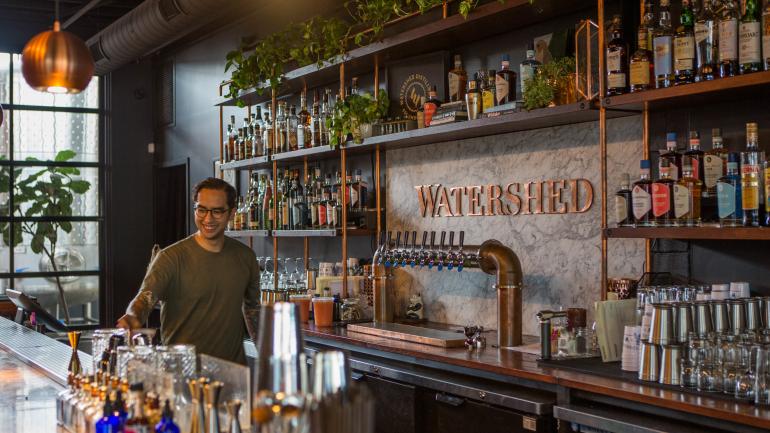 Un barman de Watershed Distillery, une distillerie locale connue notamment pour son gin Un barman de Watershed Distillery, une distillerie locale connue notamment pour son gin