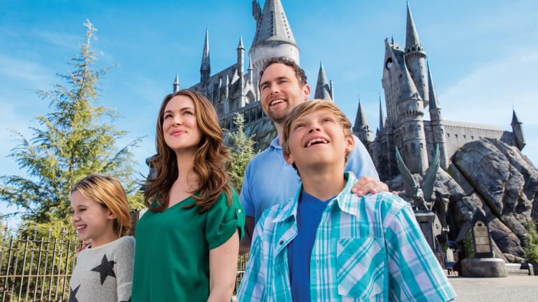 一家人正在探索 The Wizarding World of Harry Potter™ 一家人正在探索 The Wizarding World of Harry Potter™