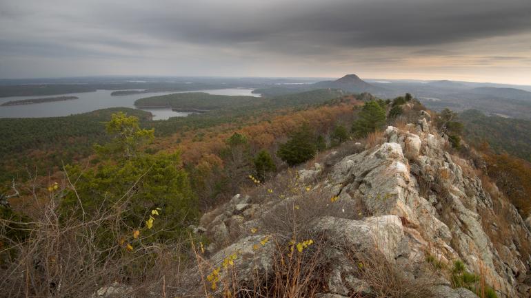 Una vista épica de las Ouachita Mountains desde Rattlesnake Ridge Una vista épica de las Ouachita Mountains desde Rattlesnake Ridge