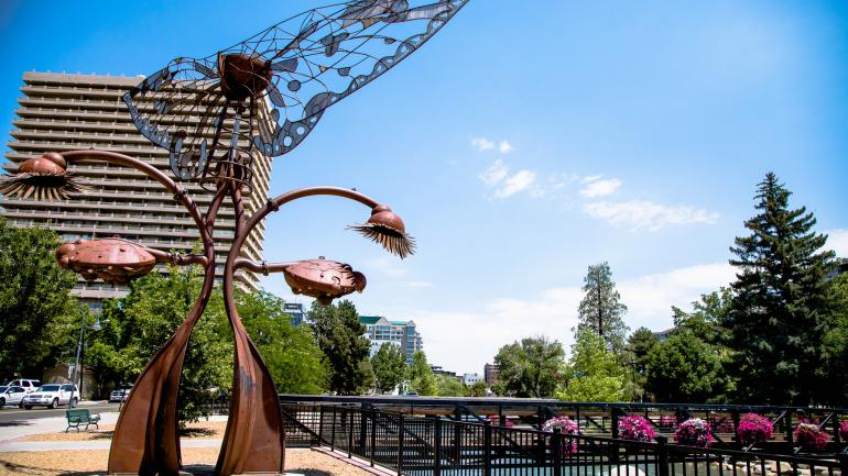 Die Skulptur „Portal of Evolution“ von Bryan Tedrick am Reno Riverwalk Die Skulptur „Portal of Evolution“ von Bryan Tedrick am Reno Riverwalk