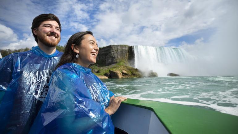 Viendo más de cerca las cataratas en el recorrido en barco Maid of the Mist del Niagara Falls State Park Viendo más de cerca las cataratas en el recorrido en barco Maid of the Mist del Niagara Falls State Park