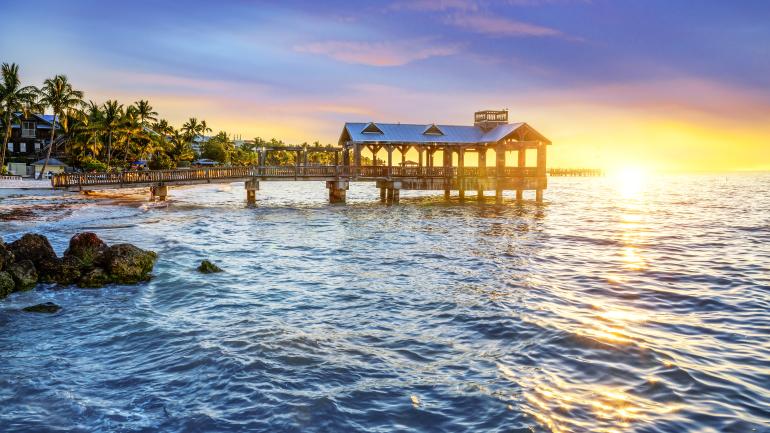 Uno de los famosos atardeceres de Cayo Hueso, visto desde un muelle local Uno de los famosos atardeceres de Cayo Hueso, visto desde un muelle local