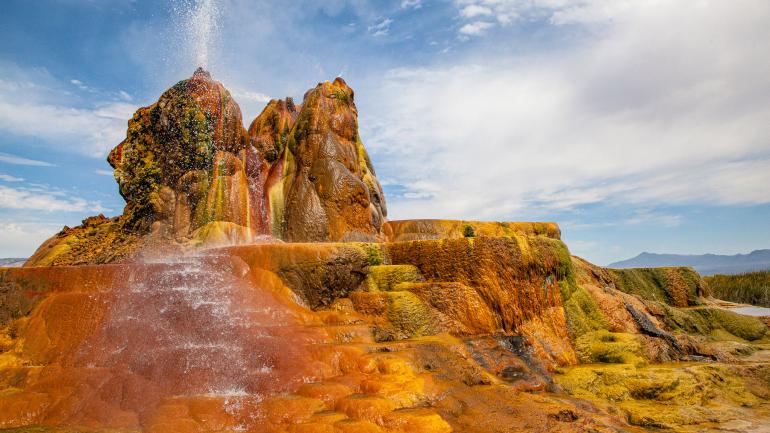 Die leuchtenden Farben des Fly Geysers in der Black Rock Desert Die leuchtenden Farben des Fly Geysers in der Black Rock Desert