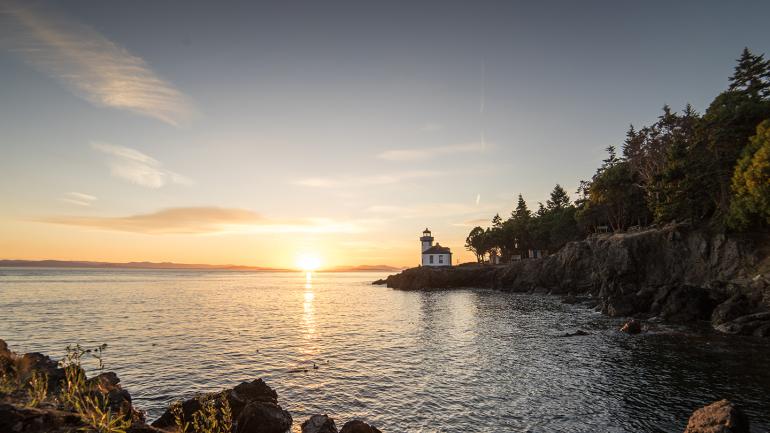 Un atardecer clásico de la costa del Pacífico detrás del Lime Kiln Lighthouse en el Lime Kiln Point State Park Un atardecer clásico de la costa del Pacífico detrás del Lime Kiln Lighthouse en el Lime Kiln Point State Park