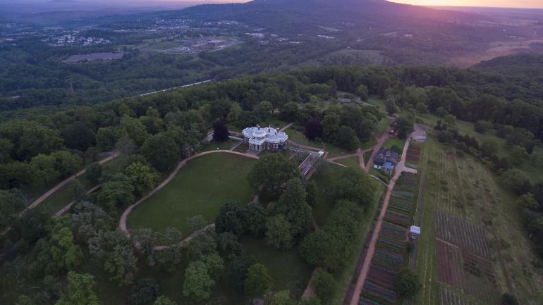 Vue aérienne de Monticello et des espaces verts de Charlottesville Vue aérienne de Monticello et des espaces verts de Charlottesville