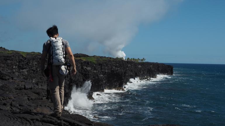 Randonnée sur la lave séchée dans le Hawaii Volcanoes National Park Randonnée sur la lave séchée dans le Hawaii Volcanoes National Park