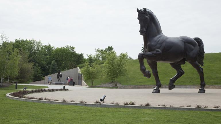 Die Skulptur „The American Horse“ von Nina Akamu im Frederik Meijer Gardens & Sculpture Park Die Skulptur „The American Horse“ von Nina Akamu im Frederik Meijer Gardens & Sculpture Park