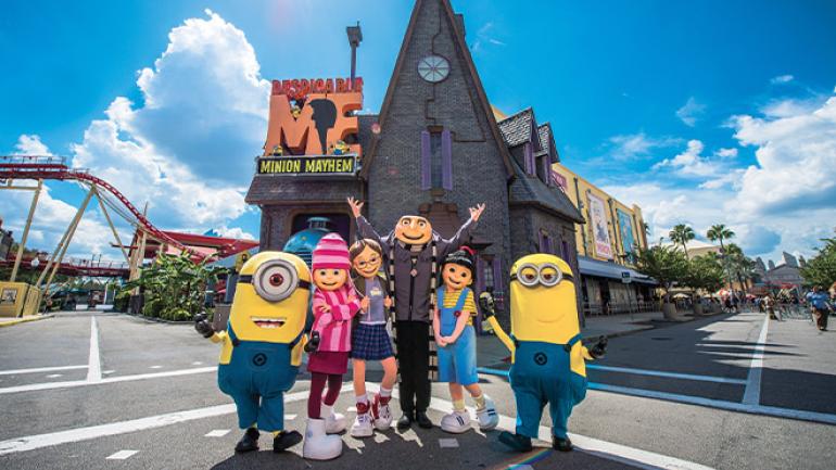 Rencontre avec les personnages de la franchise « Moi, moche et méchant » devant l’attraction Despicable Me Minion Mayhem