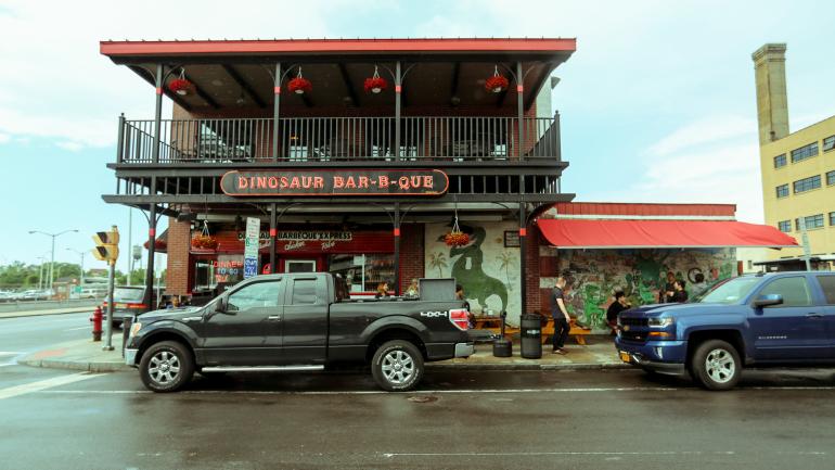O Dinosaur Bar-B-Que, um restaurante favorito e parada para a viagem de carro em Syracuse, Nova York O Dinosaur Bar-B-Que, um restaurante favorito e parada para a viagem de carro em Syracuse, Nova York