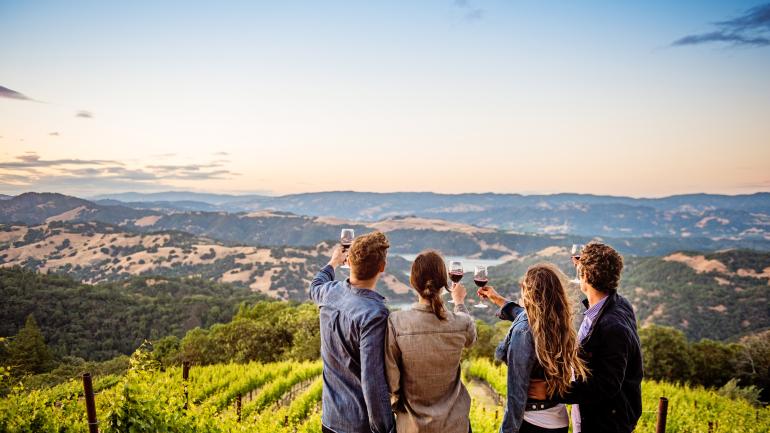 Schlendert mit einem Glas Wein in der Hand über eines der vielen idyllischen Weingüter Kaliforniens. Schlendert mit einem Glas Wein in der Hand über eines der vielen idyllischen Weingüter Kaliforniens.