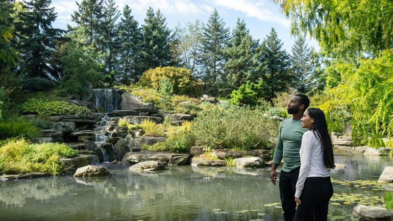 グランドラピッズのフレデリック・マイヤー庭園 & 彫刻公園を散策する人たち グランドラピッズのフレデリック・マイヤー庭園 & 彫刻公園を散策する人たち