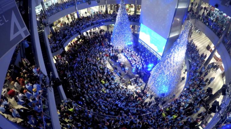 Guests enjoy a seasonal event in the Mall of America rotunda Guests enjoy a seasonal event in the Mall of America rotunda