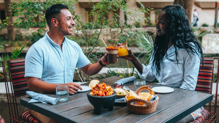 Dégustez de délicieuses spécialités tex-mex dans un cadre pittoresque au bord de l’eau, le long de la célèbre River Walk de San Antonio. Dégustez de délicieuses spécialités tex-mex dans un cadre pittoresque au bord de l’eau, le long de la célèbre River Walk de San Antonio.