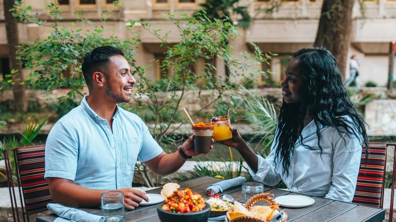 Disfruta de una selección de exquisitos platos tex-mex con una vista panorámica de la popular rivera de San Antonio. Disfruta de una selección de exquisitos platos tex-mex con una vista panorámica de la popular rivera de San Antonio.