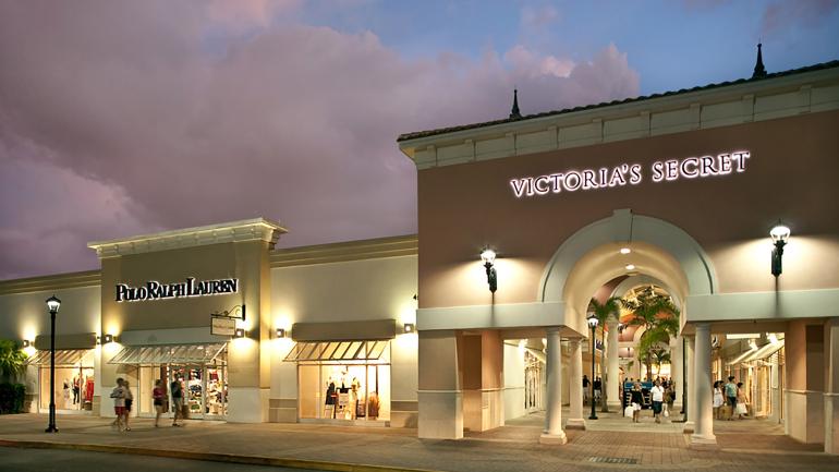 Browsing for deals at Orlando International Premium Outlets Browsing for deals at Orlando International Premium Outlets