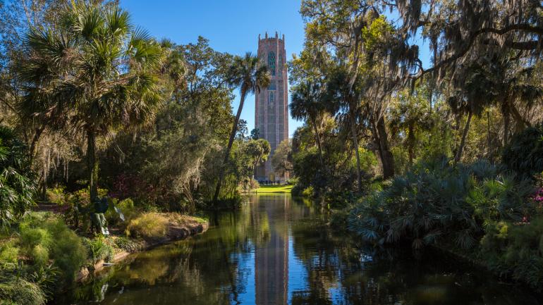 A Singing Tower se eleva acima das paisagens exuberantes do Bok Tower Gardens, perto de Lake Wales A Singing Tower se eleva acima das paisagens exuberantes do Bok Tower Gardens, perto de Lake Wales