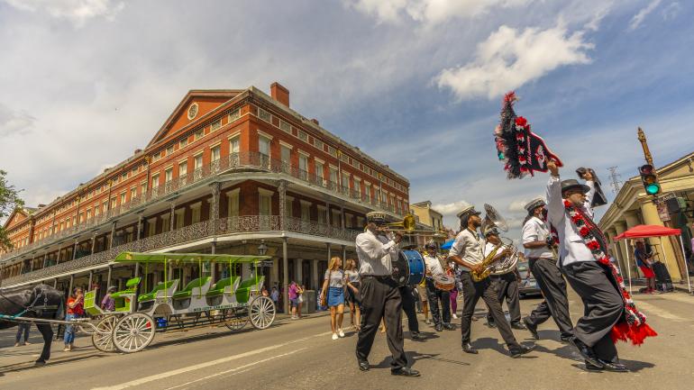 Défilé « second line » dans les rues de La Nouvelle-Orléans Défilé « second line » dans les rues de La Nouvelle-Orléans