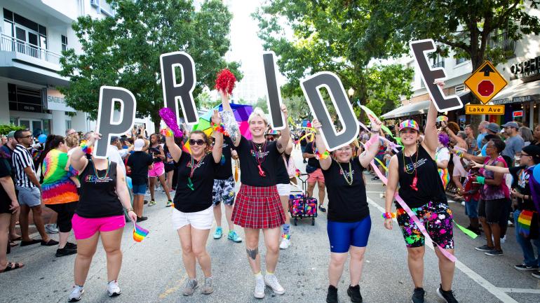 Celebración de la comunidad LGBTQ+ de Orlando en Come Out With Pride Parade anual Celebración de la comunidad LGBTQ+ de Orlando en Come Out With Pride Parade anual
