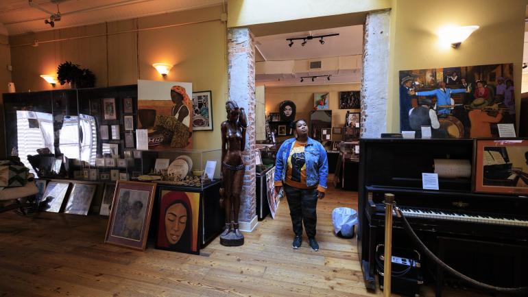 Admirando obras de artistas afroestadounidenses en el Wells’ Built Museum en el histórico barrio de Parramore Admirando obras de artistas afroestadounidenses en el Wells’ Built Museum en el histórico barrio de Parramore
