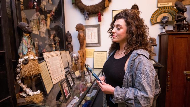 Admirando los artefactos en el New Orleans Historic Voodoo Museum Admirando los artefactos en el New Orleans Historic Voodoo Museum
