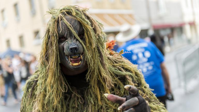 Un asistente al festival disfrazado como la mitológica criatura lobuna Rougarou durante el festival anual de Rougarou en Houma Un asistente al festival disfrazado como la mitológica criatura lobuna Rougarou durante el festival anual de Rougarou en Houma
