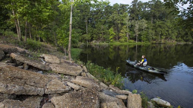 Paseando en kayak a través del Kisatchie National Forest cerca de Alexandría Paseando en kayak a través del Kisatchie National Forest cerca de Alexandría