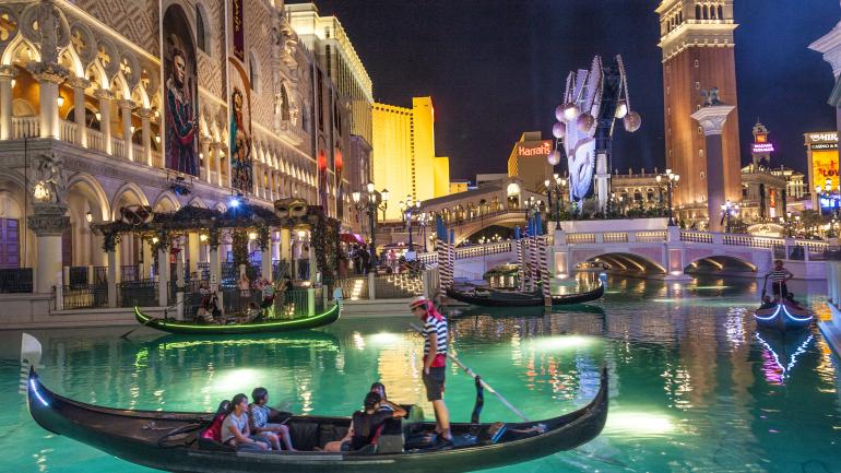Explorando el resort The Venetian en un romántico paseo en góndola Explorando el resort The Venetian en un romántico paseo en góndola